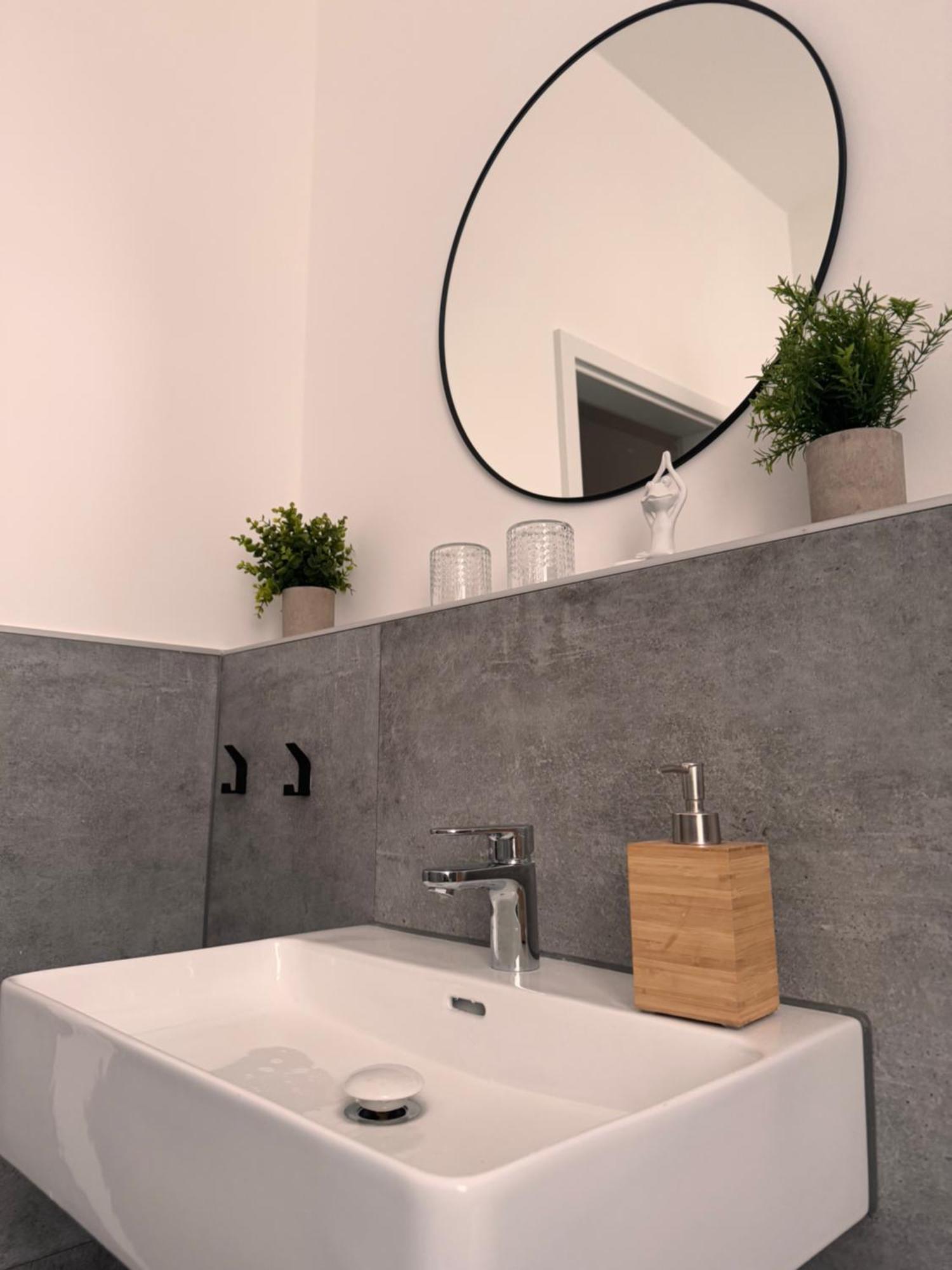 Studio Apartment Im Zentrum Mit Parkplatz & Neuem Badezimmer Magdeburg Exterior photo